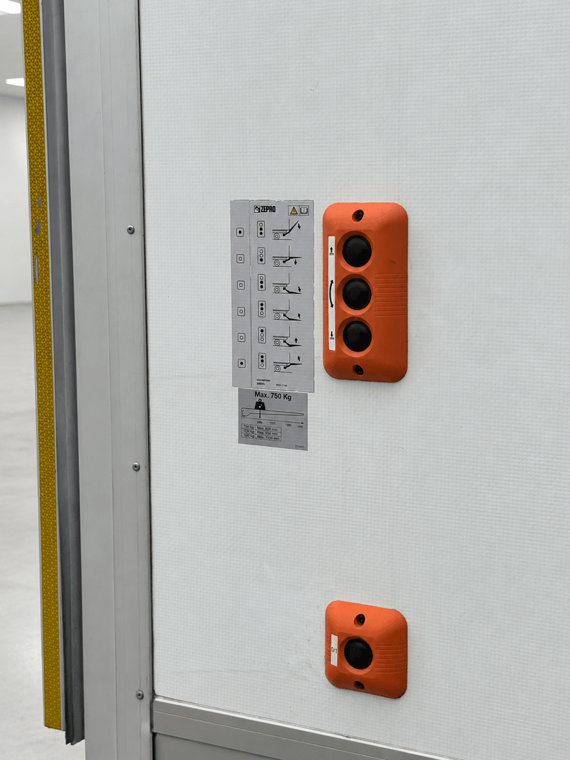 Lätt lastbil med lift 18 kubik (B-kort) till uthyrning hos Eriks Biluthyrning